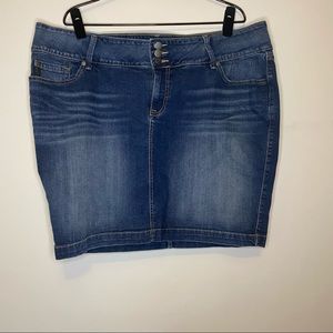 ✨torrid denim skirt✨